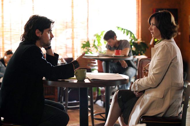 Jesse Bradford and Lisa Kudrow in Happy Endings