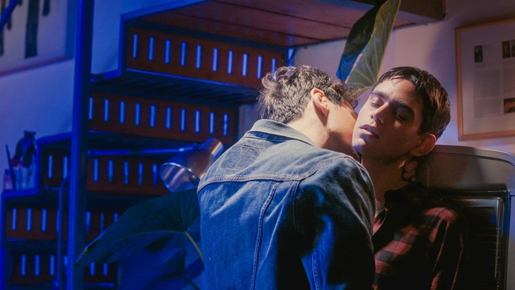 A young man explores anonymous hookups in the Argentine drama ‘A Few Feet Away’